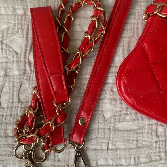 Quilted look. Gold hard wear. 2 straps. Pristine condition! - Picture 4 of 6